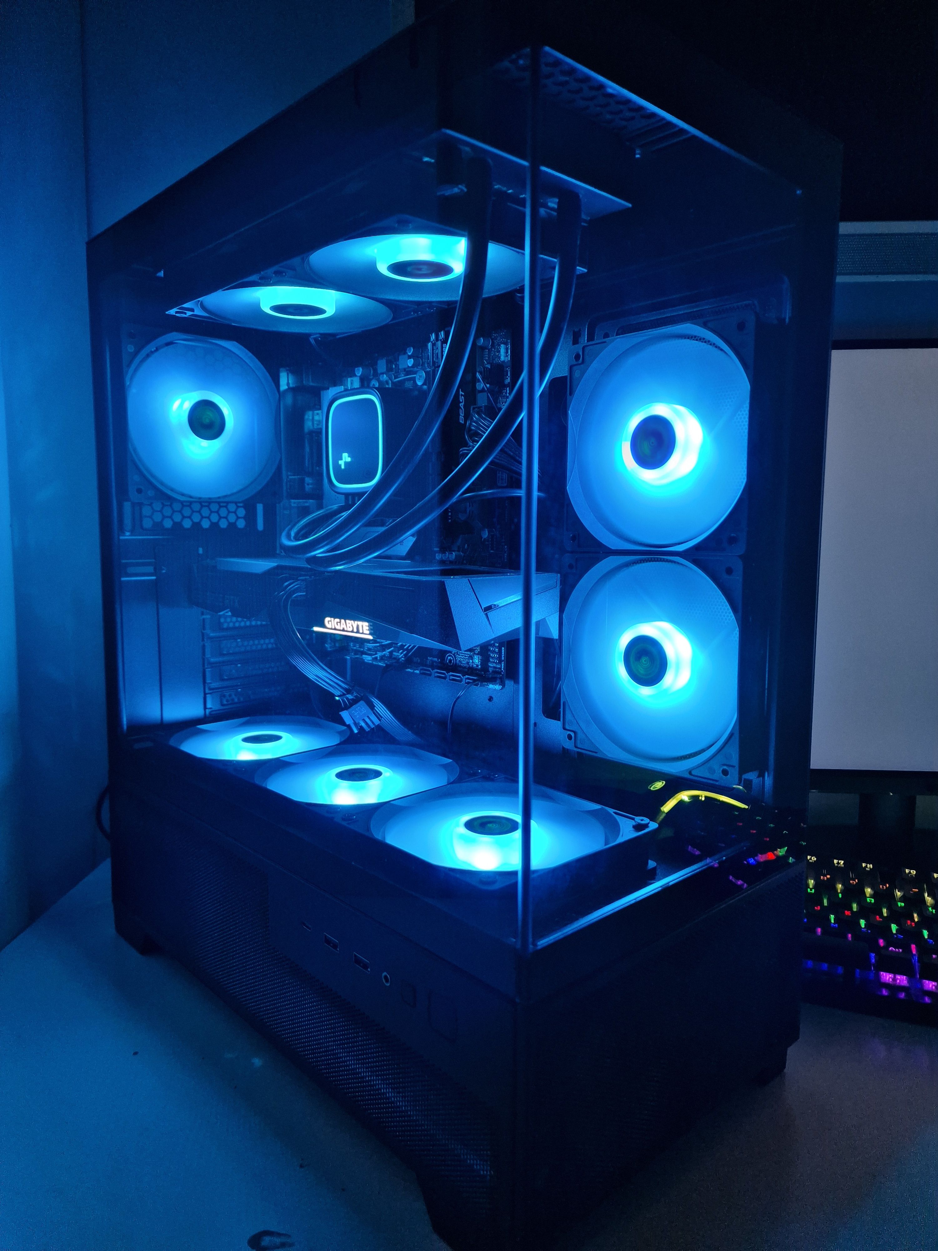 ODMAH DOSTUPAN Ryzen 5 7600X/RTX 3060 12GB/32GB DDR5/ 1TB NV
